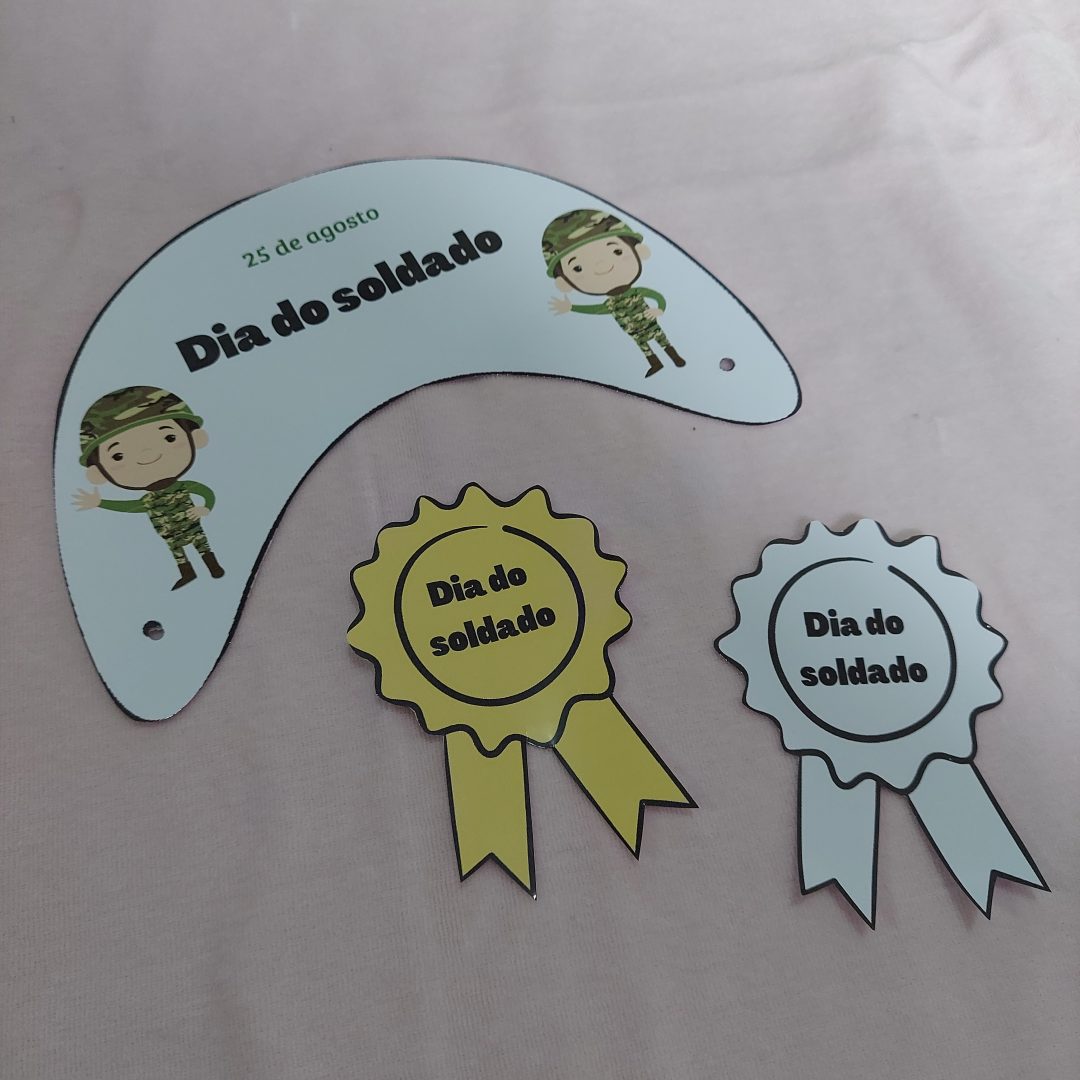 Viseira e medalha dia do soldado